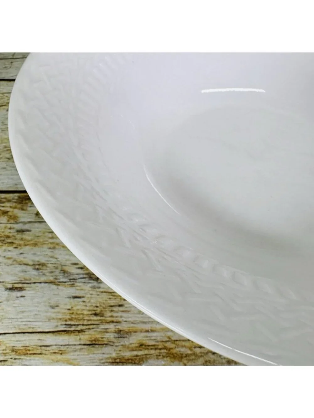 Livingquarters LIQ10 White Embossed Basketweave Lines 9